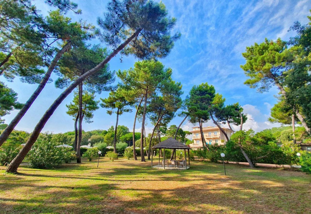 Hotel Villa Elsa Marina di Massa Kültér fotó